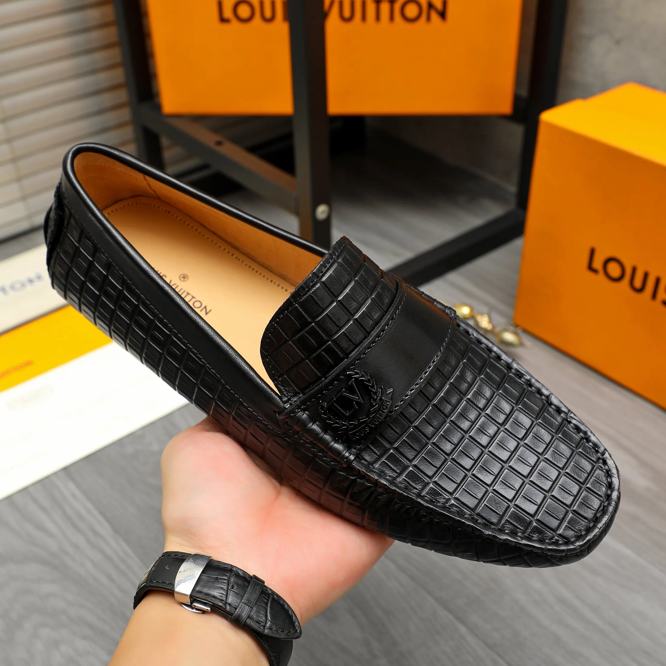 Men's shoes 💰380 Product trademark: LV "Louis Vuitton" casual slip-on shoes Regular size: 38-45 (45 is custom-made and non-returnable) Product materials: Selected embossed cowhide upper, pigskin lining, rubber outsole